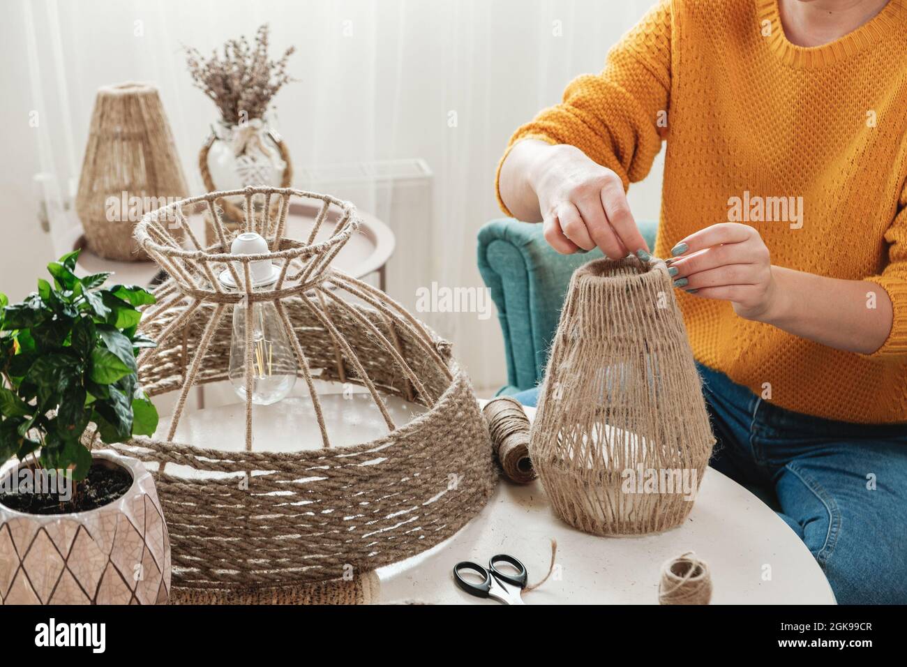 La mujer hace la lámpara hecha a mano de diy de la cuerda del yute  Fotografía de stock - Alamy