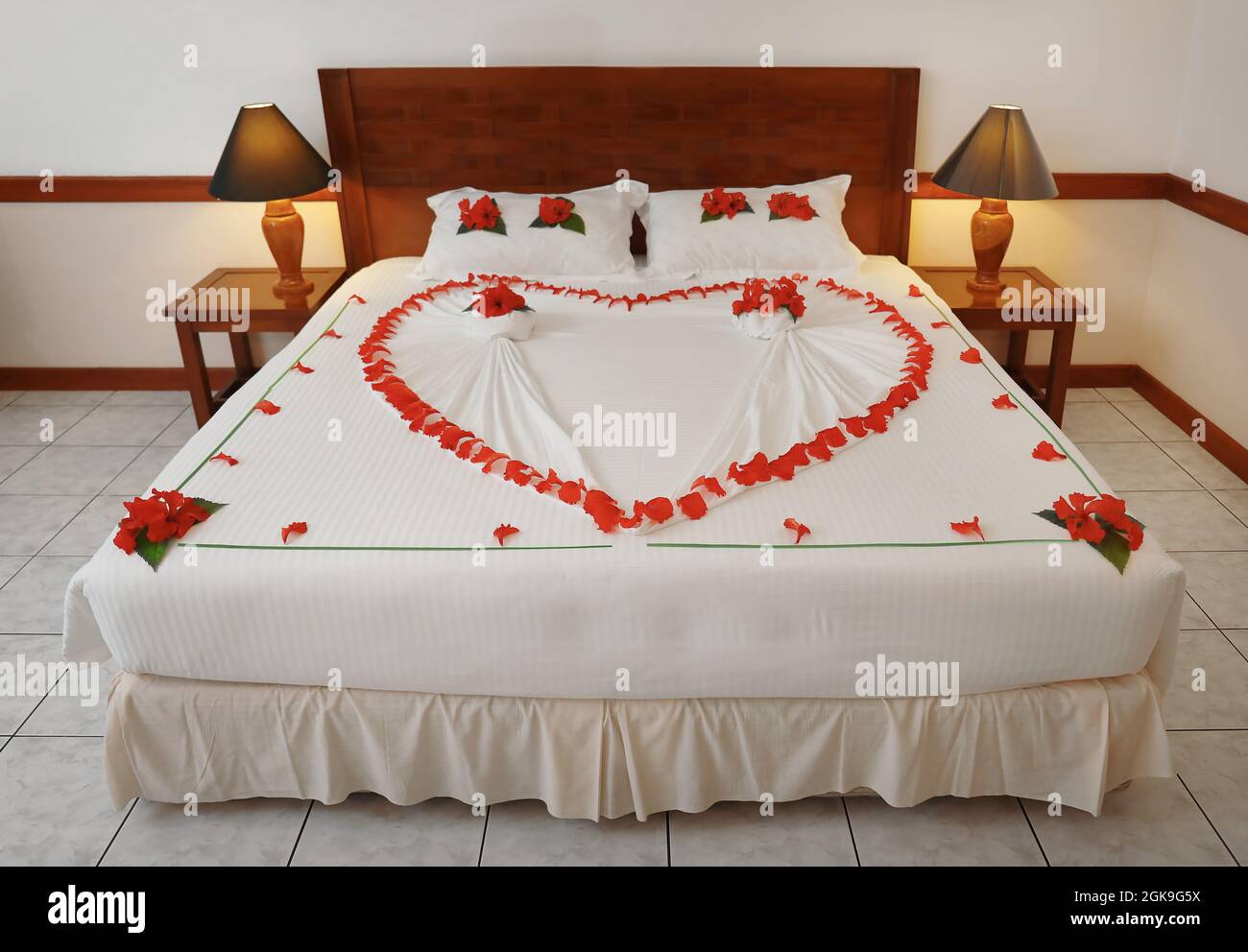 Cama decorada con corazón de flores en la habitación del hotel Fotografía  de stock - Alamy