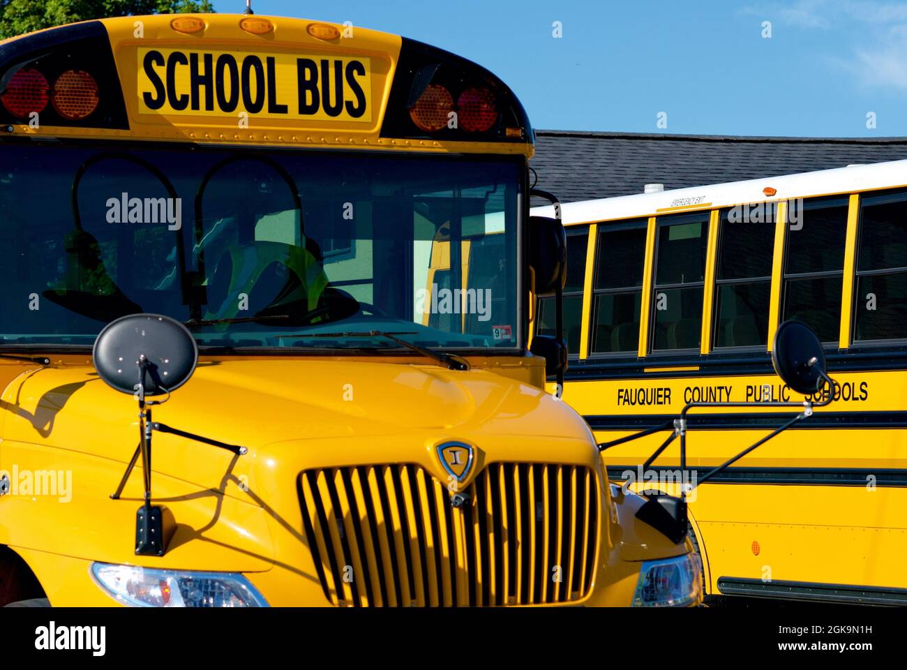 Marshall, Virginia, EE.UU. - 3 de septiembre de 2021: Vacío Escuelas  Públicas del Condado de Fauquier autobuses estacionados cerca de una  escuela primaria se sientan vacantes Fotografía de stock - Alamy