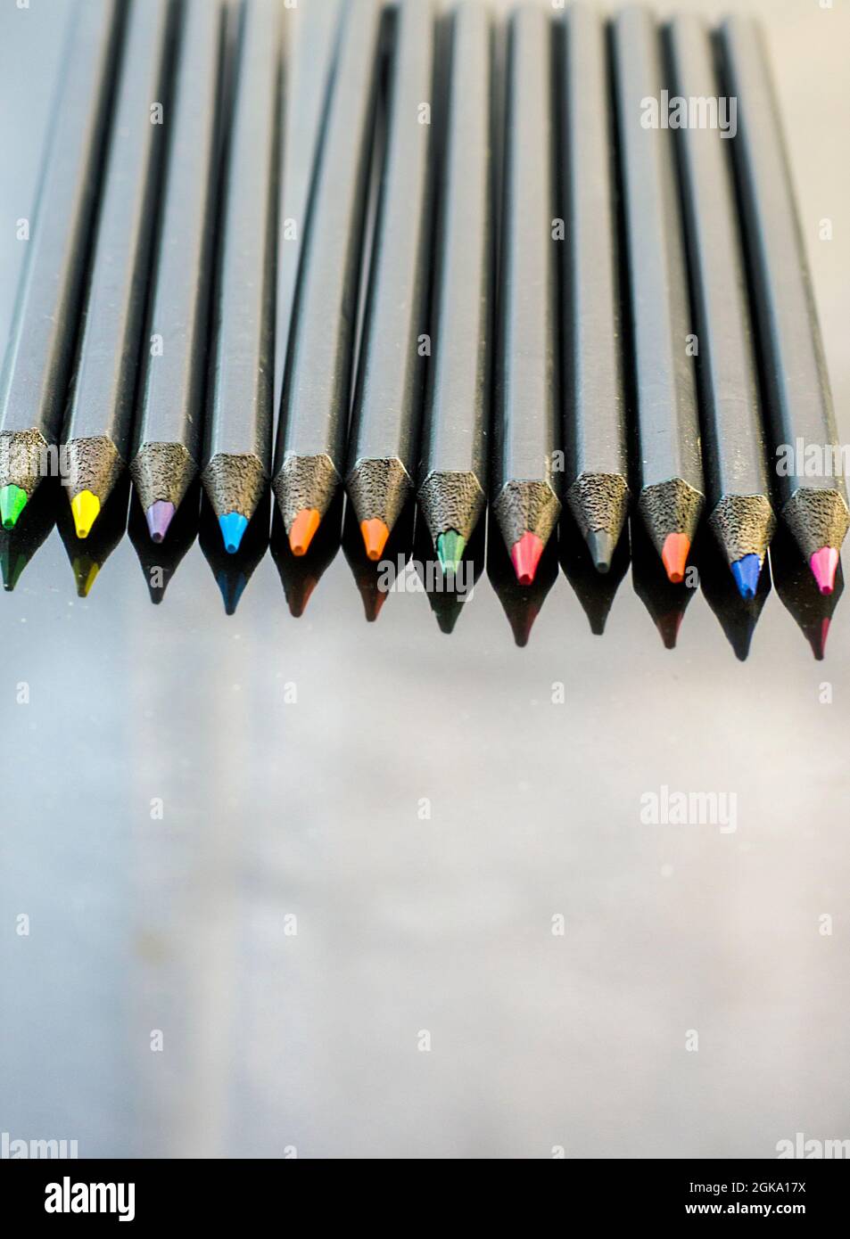 lápices de colores y papel sobre fondo negro cerrar Fotografía de stock -  Alamy