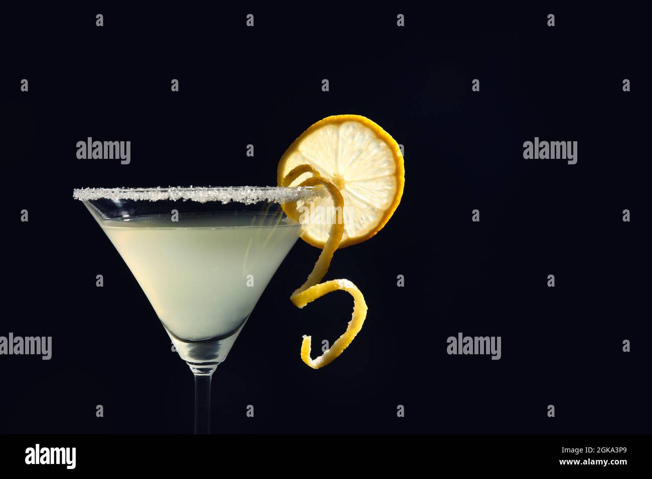 Vaso de martini con gota de limón con una rebanada de fruta sobre fondo negro Fotografía stock Alamy