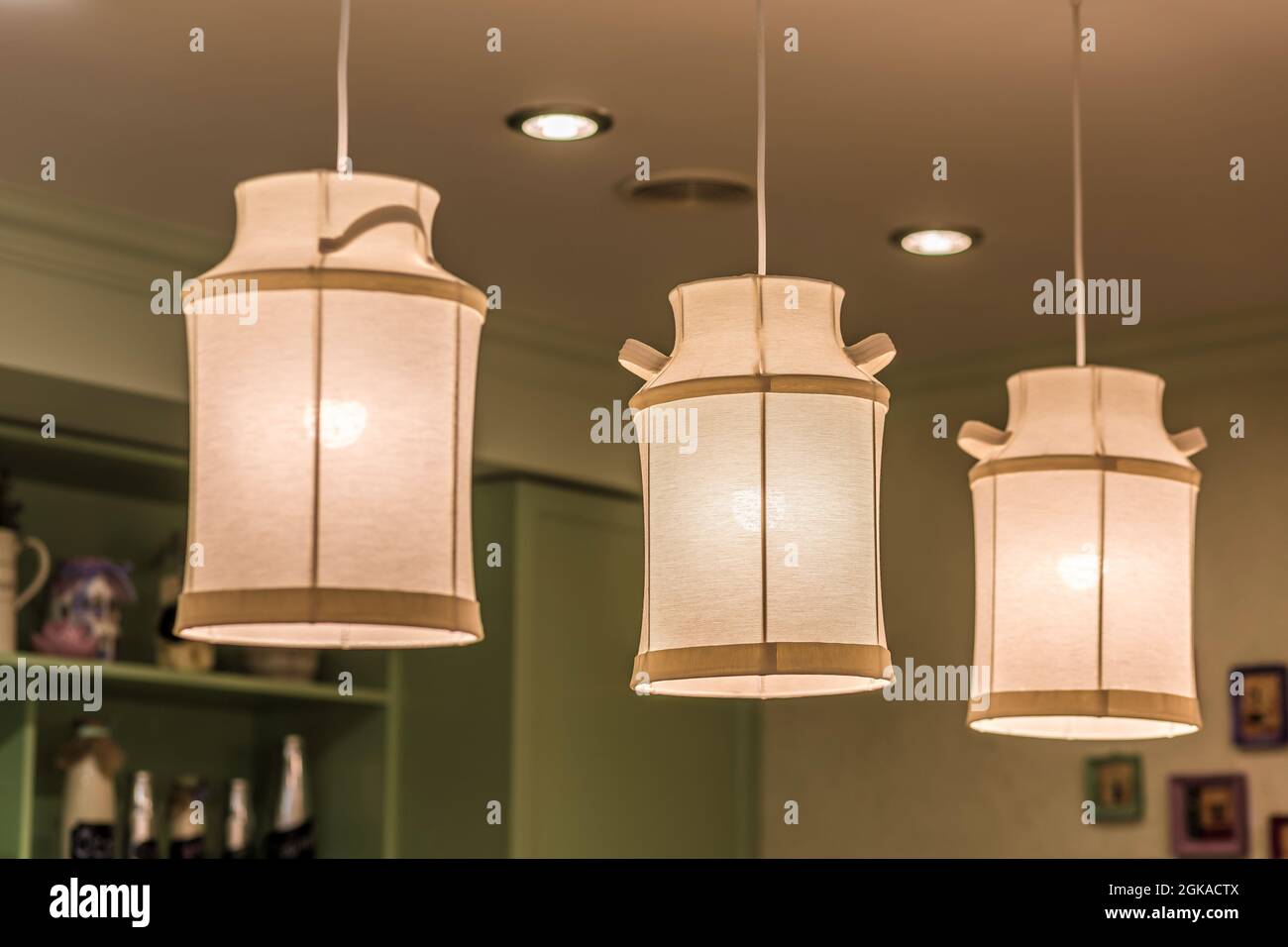 Lámparas colgantes hechas de tela en forma de latas de leche en el interior  de la cocina Fotografía de stock - Alamy