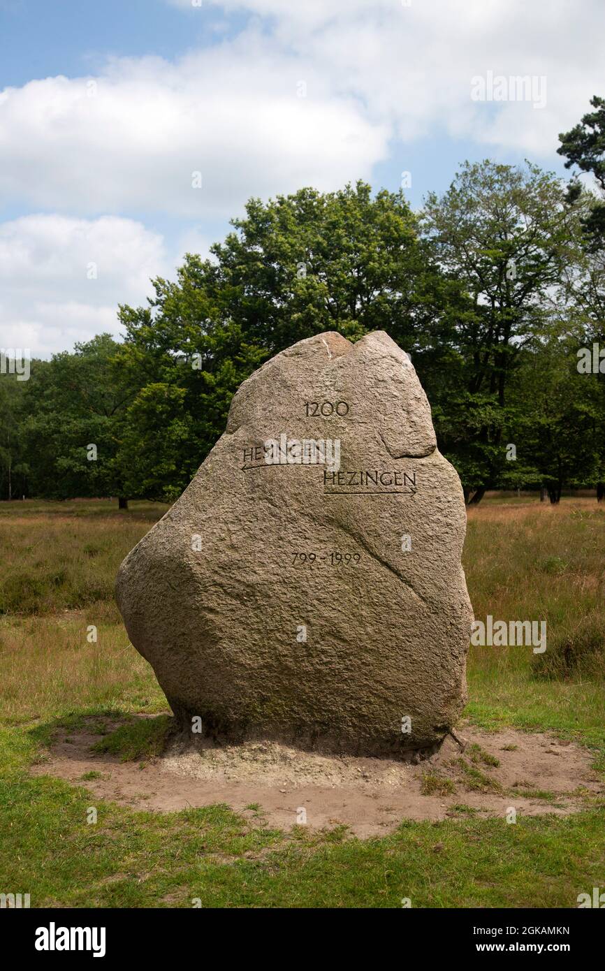 Piedra fronteriza entre el pueblo holandés Hezingen y el pueblo alemán Hesingen Foto de stock