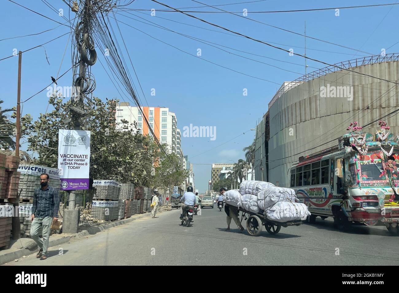 Un día brillante en el centro financiero del país. I I Chundrigar Road en Karachi Sindh Foto de stock
