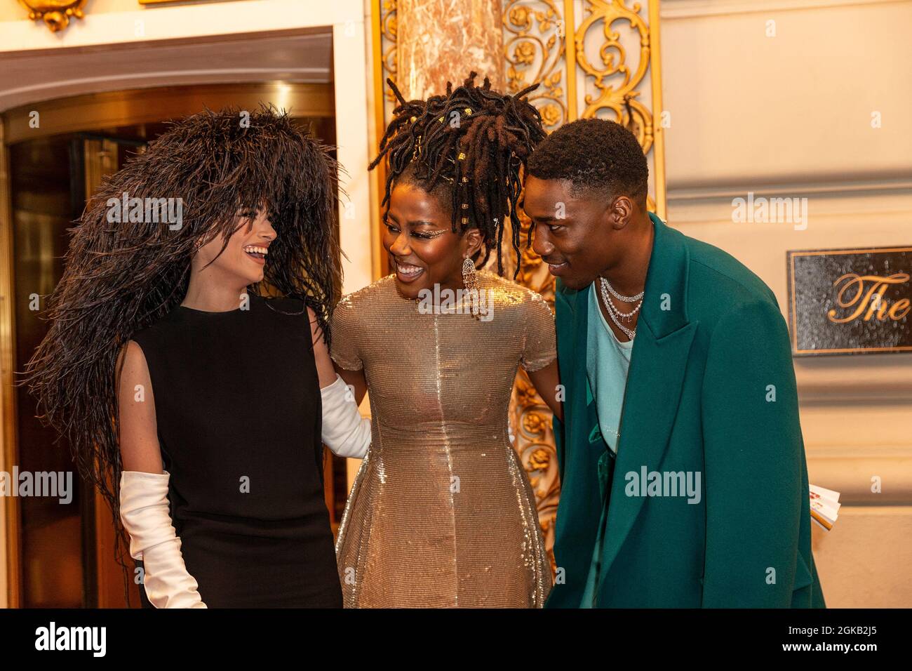 Dixie D'Amelio, Tomi Adeyemi, Giveon con vestidos de Valentino salen del  Pierre Hotel en Nueva York el 13 de septiembre de 2021 para la Gala 2021  Met Celebrando en América: Un Léxico