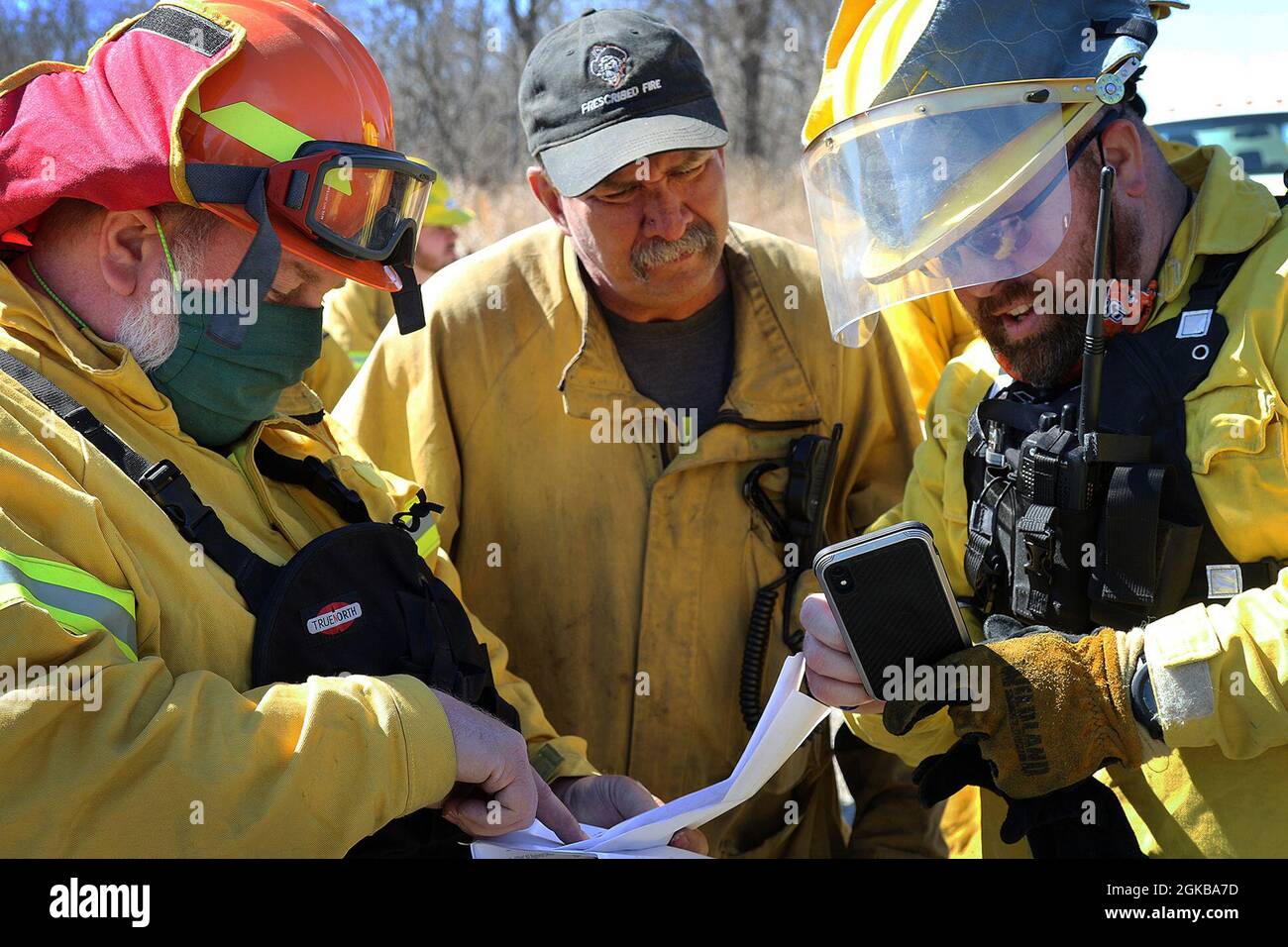 El Sr. John Weir (centro) del Departamento de Ecología y Manejo de Recursos  Naturales de la Universidad Estatal de Oklahoma, junto con los biólogos  Stacy Dunkin (izquierda) del Cuerpo de Ingenieros del