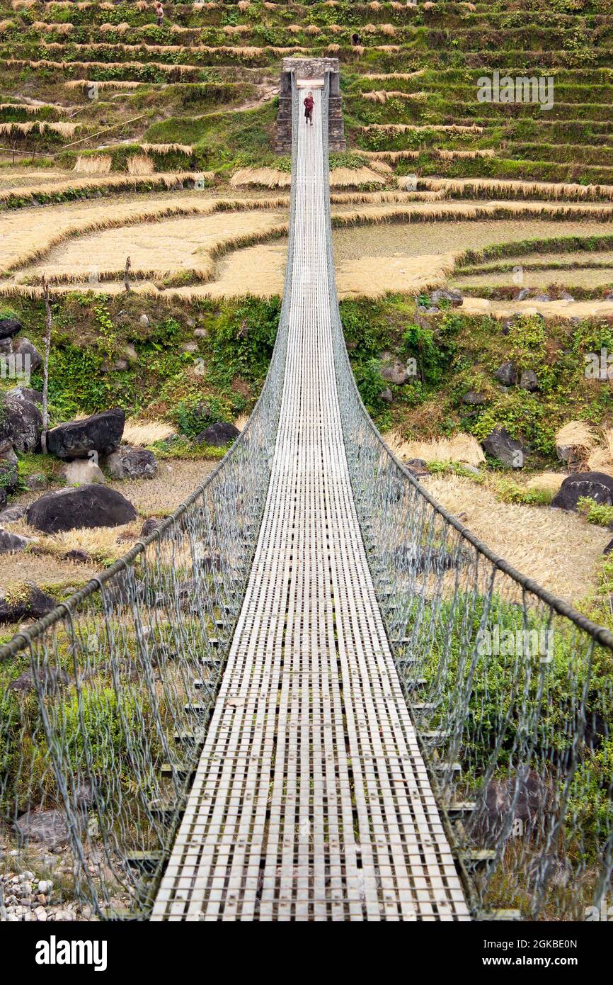 Puente colgante de cuerda colgando en Nepal Foto de stock