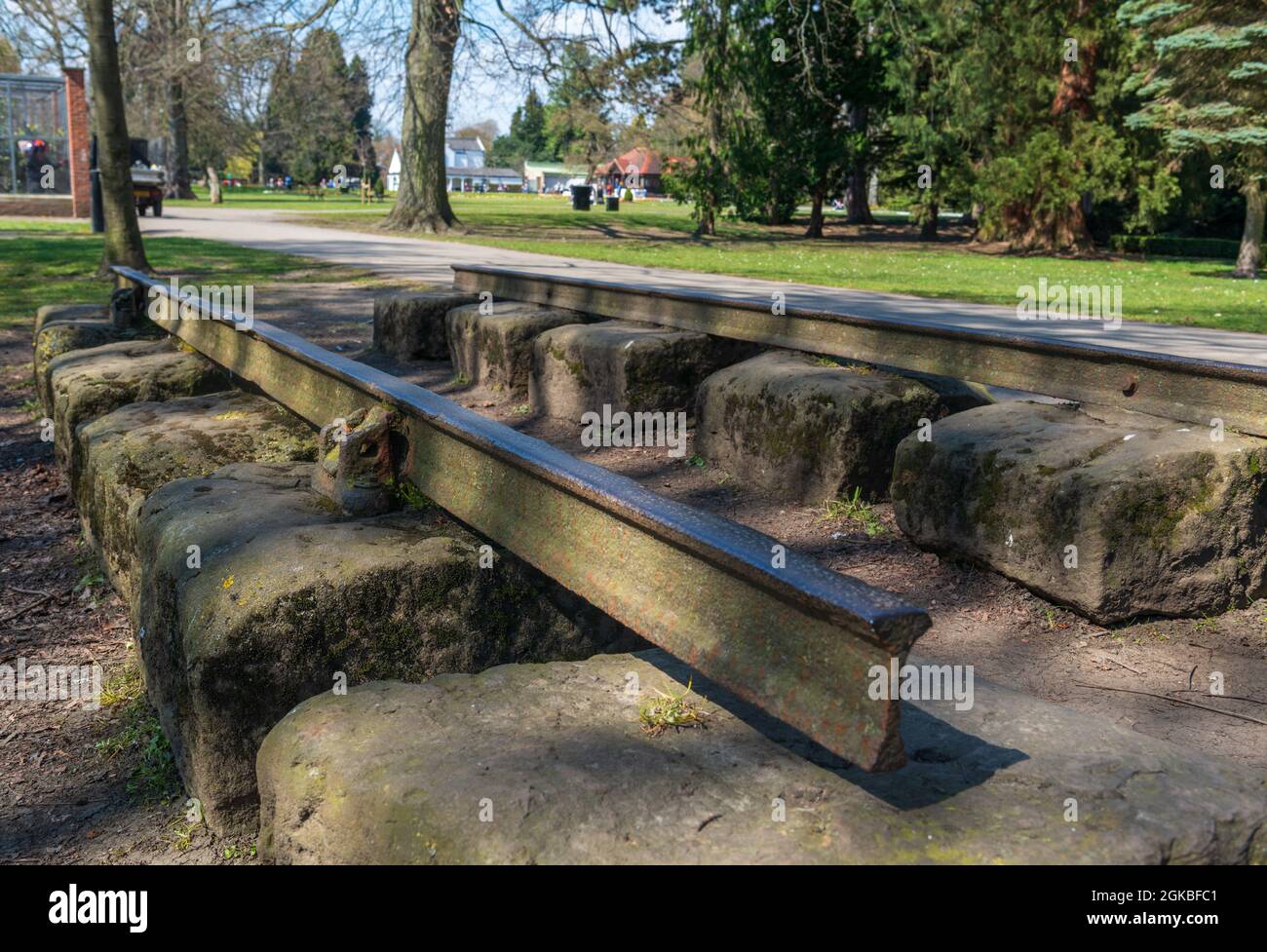 Traviesas históricas de piedra del primer ferrocarril de pasajeros del mundo conservado en South Park, Darlington, Condado de Durham Foto de stock