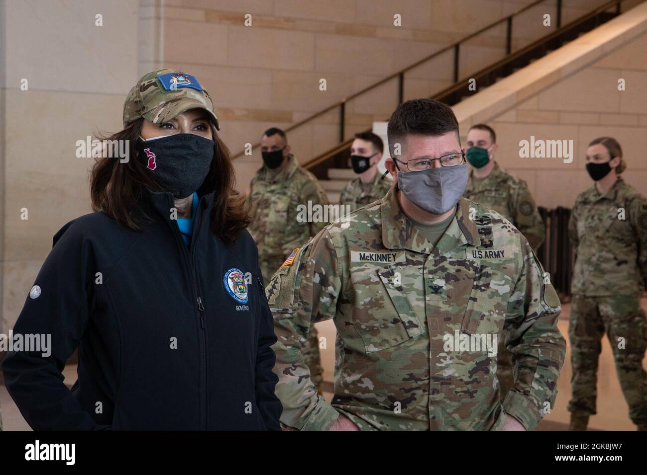 Gobernador de Michigan. Gretchen Whitmer se reúne con el Coronel Chris  McKinney del Ejército de los Estados Unidos, a la derecha, comandante de la  Brigada de Policía Militar de 177th, Guardia Nacional