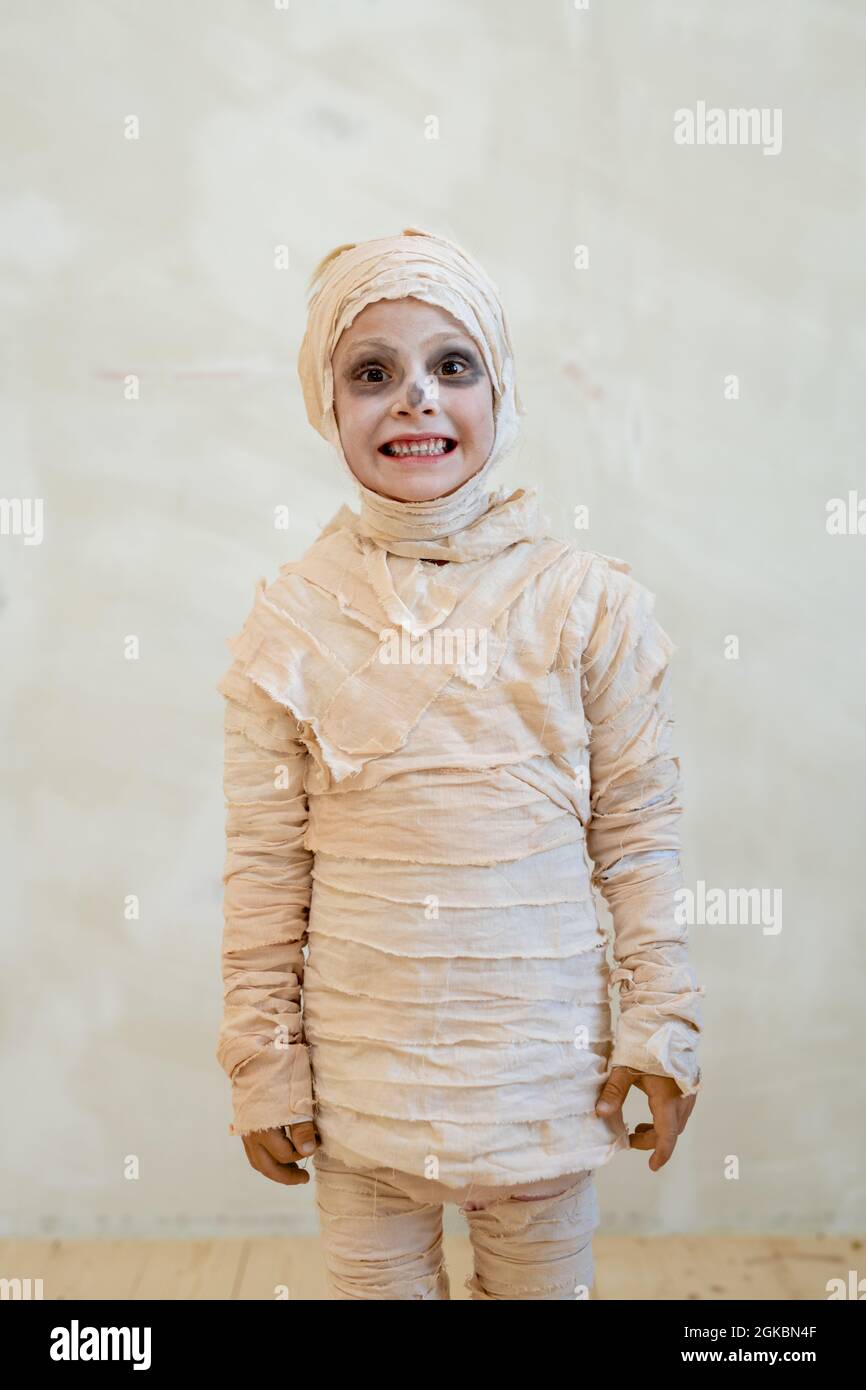Lindo niño con momia disfraz de pie contra la pared blanca en frente de la  cámara Fotografía de stock - Alamy