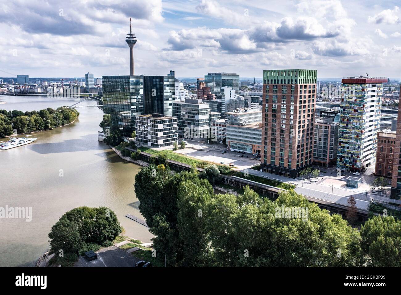 Medienhafen en Düsseldorf mit dem Rhein. Foto de stock