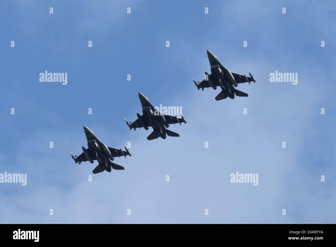Aviones de combate F-16 de la Fuerza Aérea de EE.UU. Aviones de combate Falcon asignados al ala de combate 169th de la Guardia Nacional Aérea de Carolina del Sur regresan a la Base de la Guardia Nacional Conjunta McEntire, Carolina del Sur, después de completar una misión de entrenamiento, 6 de marzo de 2021. Foto de stock