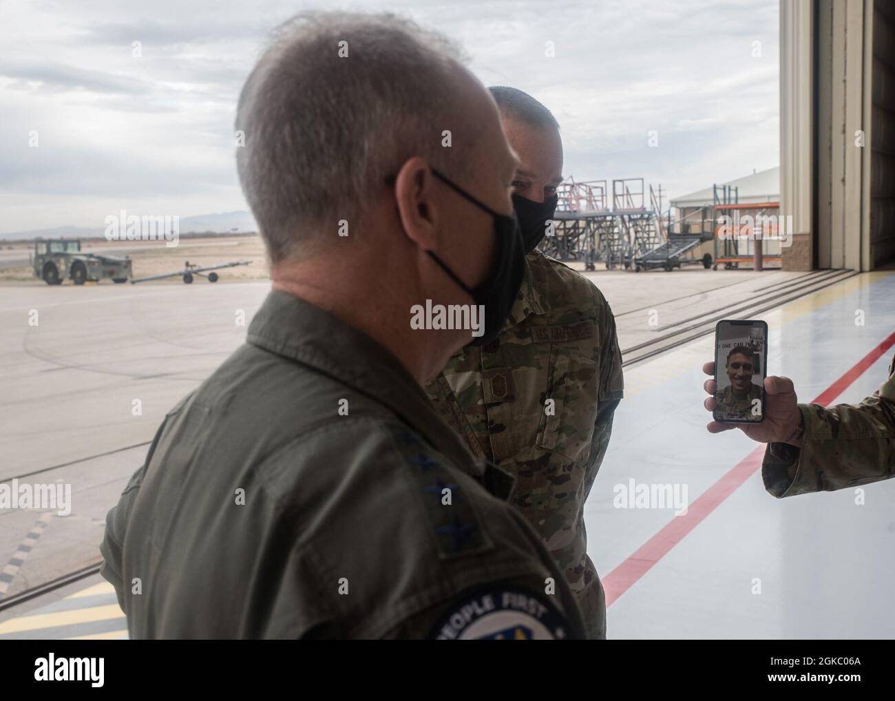 El General de la Fuerza Aérea de los Estados Unidos, Mark Kelly, comandante del Comando de Combate Aéreo, habla con el Maestro Sgt. Justin Bauer en la Base de la Fuerza Aérea Davis-Monthan, Arizona, 4 de marzo de 2021. Kelly acuñó a Bauer, el ganador del concurso de tanques de chispa de la Fuerza Aérea de 2021, prácticamente por su innovación en la reparación de ruedas C-130. Foto de stock