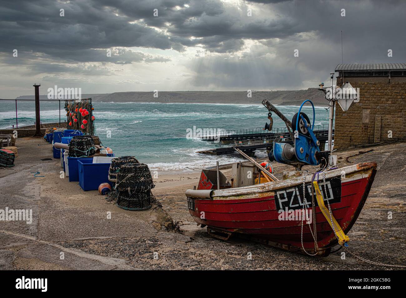 Aterriza y Sennen Cornwall con barcos de pesca cornish Foto de stock