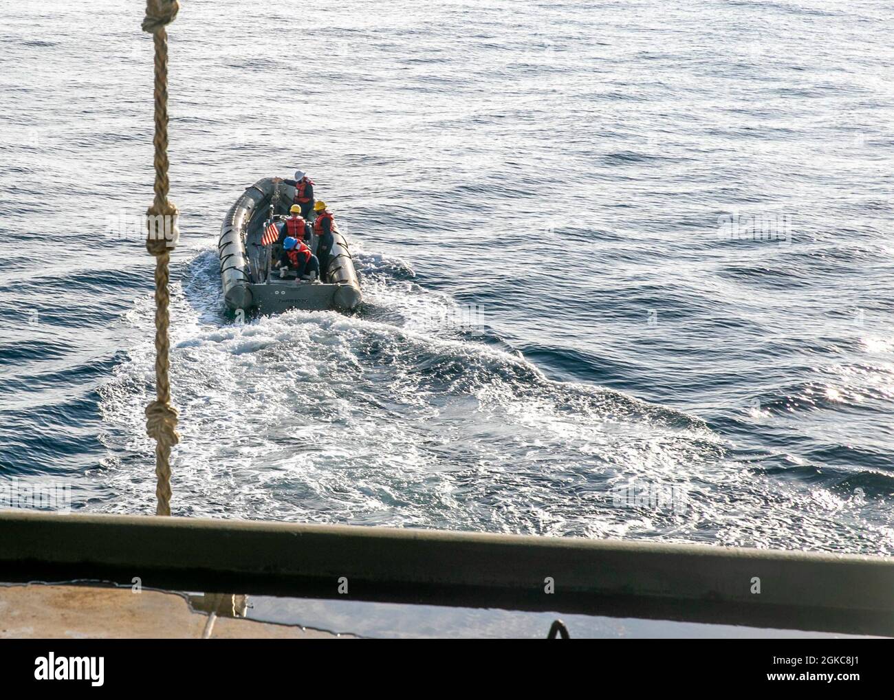 Marineros asignados al departamento de cubierta del USS Gerald R. Ford (CVN 78) un barco inflable de casco rígido, 10 de marzo de 2021. Ford está en marcha en el Océano Atlántico realizando calificaciones de transportistas. Foto de stock