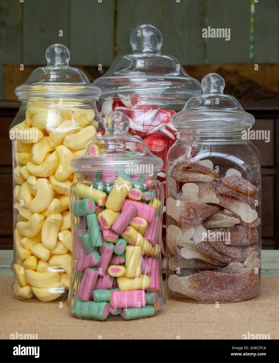 Rica oferta de caramelos de colores en tarros de vidrio y en platos sobre  soporte blanco. Letras Candy bar. Concepto de boda o fiesta Fotografía de  stock - Alamy