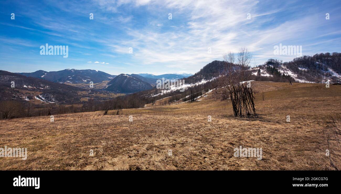 paisaje rural invernal en las montañas. clima soleado y poca nieve. concepto de calentamiento global Foto de stock