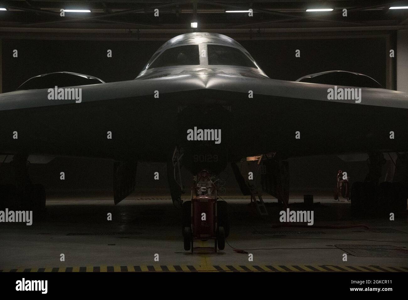 Un bombardero B-2 Spirit Stealth se prepara para el despegue en la Base de la Fuerza Aérea Whiteman, Missouri, el 15 de marzo de 2021. El bombardero sigiloso se asigna al ala de bombas de 509th y está destinado a apoyar las operaciones de la Fuerza de Tarea de Bomber, lo que permite a los equipos mantener un alto estado de preparación y validar las capacidades de ataque mundial de la Fuerza Aérea de EE.UU. En cualquier momento y lugar. Foto de stock