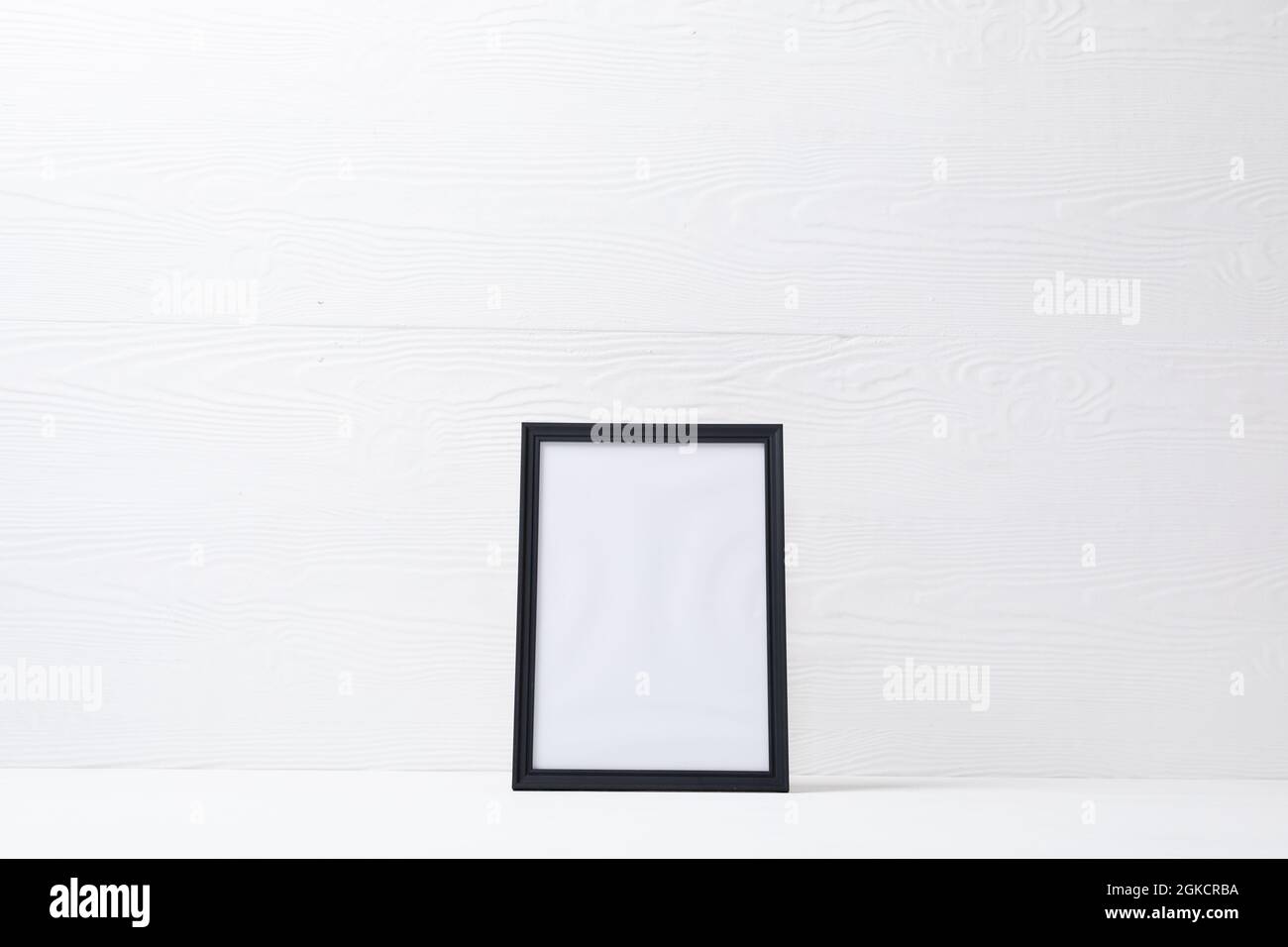 Composición de la carta blanca en marco negro con espacio de copia sobre fondo blanco Foto de stock
