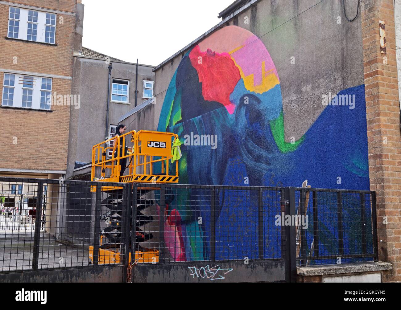 El artista Harriet Wood, también conocido como Hazard, trabaja en un mural en la pared del Loves Cafe en Weston-super-Mare, Reino Unido, el 11 de septiembre de 2021. El mural es parte de Weston Wallz, un proyecto coordinado por la organización de arte local Culture Weston y Bristol street art festival Upfest. Foto de stock