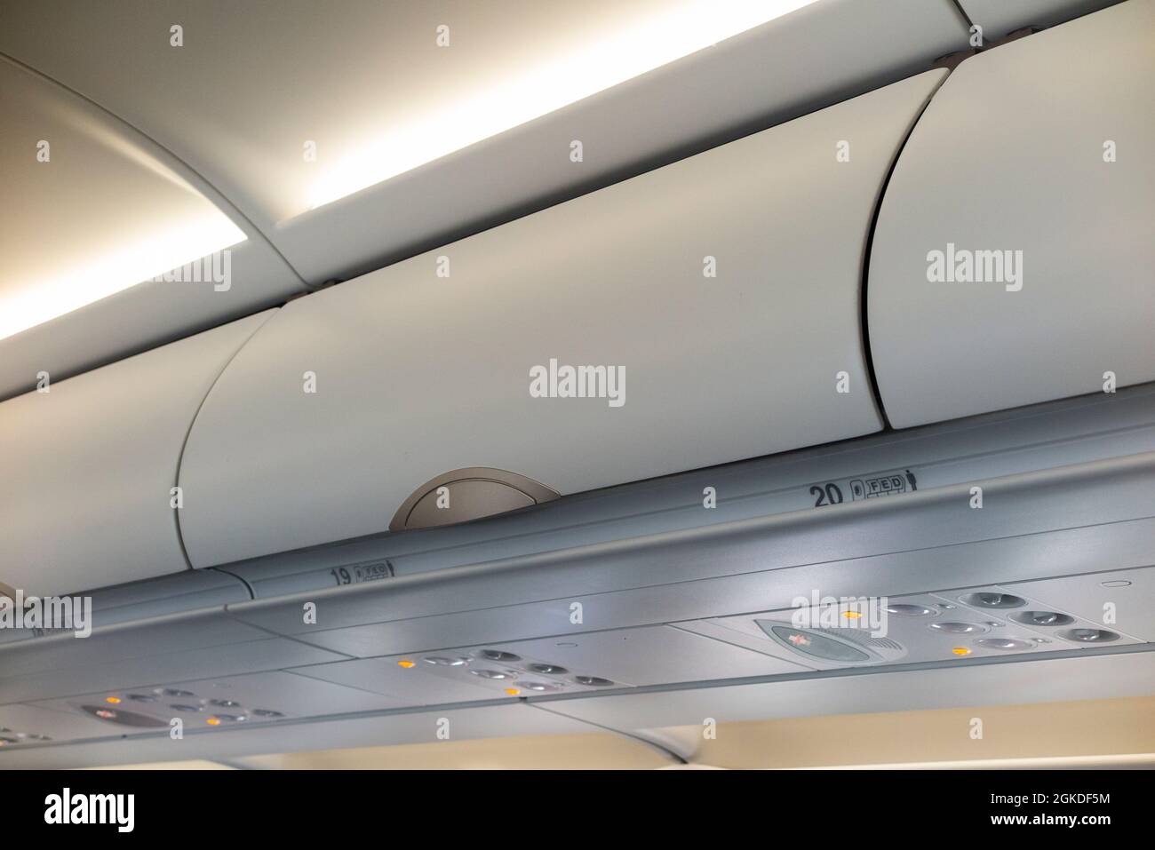 Armario de pasajeros / taquillas / compartimento / compartimentos para guardar los bolsos de los pasajeros equipaje de cabina en un avión/avión Airbus A321 NEO. (127) Foto de stock