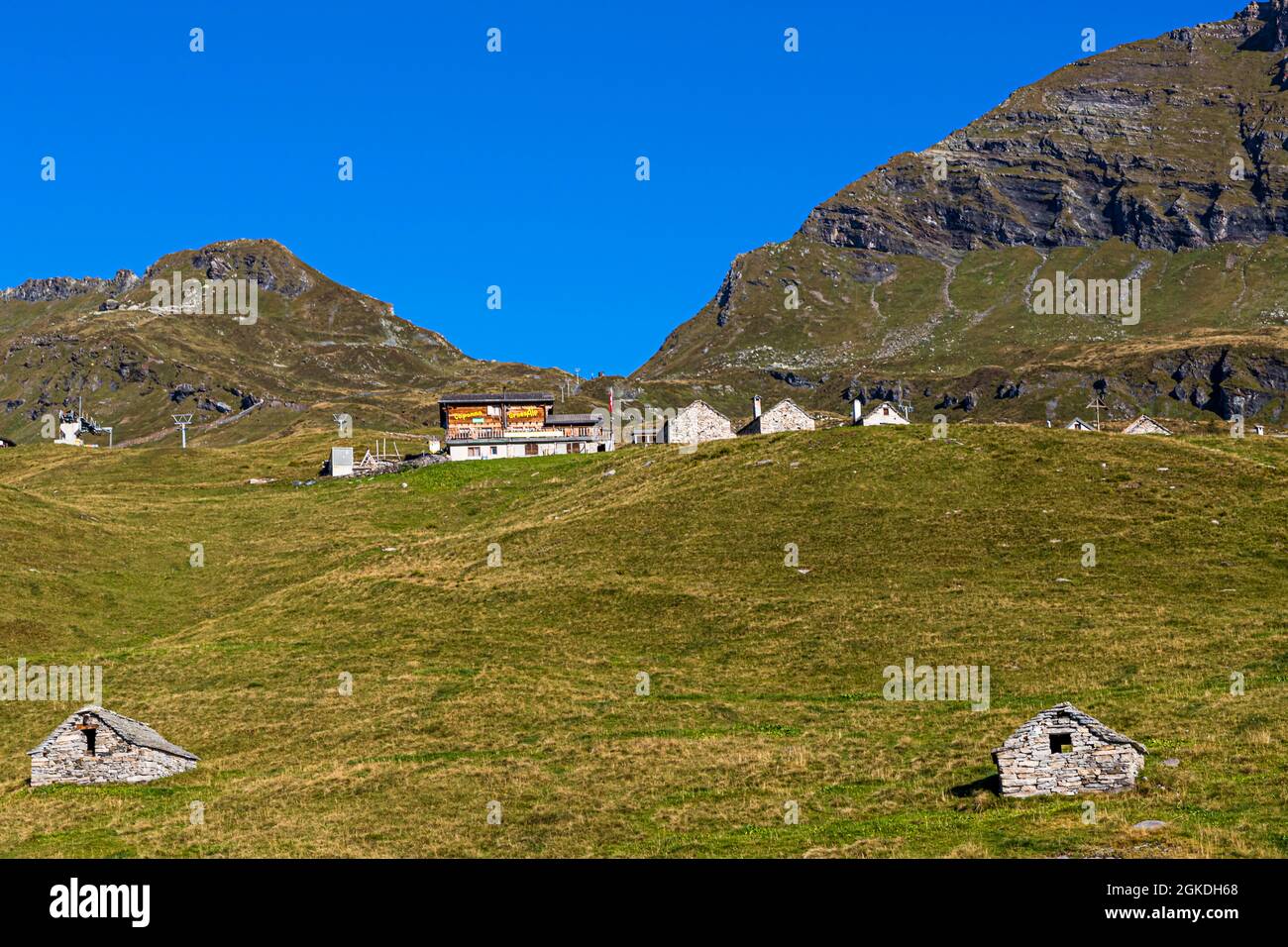 Capanna Grossalp sobre el pueblo de Bosco Gurin, Circolo della Rovana, Suiza Foto de stock