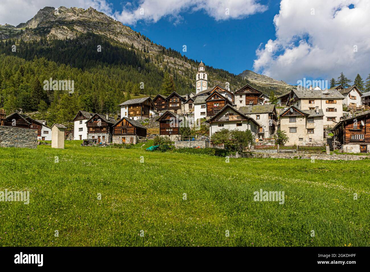 El pueblo de Bosco Gurin, Circolo della Rovana, Suiza Foto de stock
