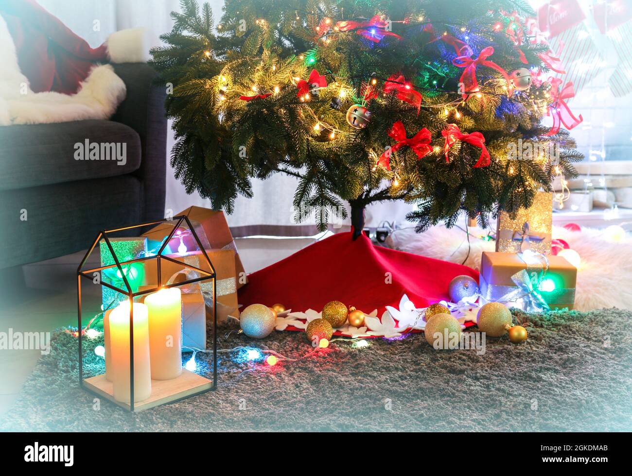 Una hermosa decoración regalos debajo del árbol de Navidad en el salón  Fotografía de stock - Alamy