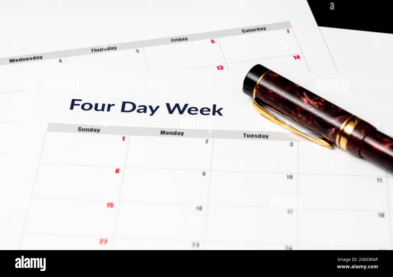 Calendario impreso para una semana laboral de 4 días que muestra los días de fin de semana en rojo en un nuevo enfoque de la productividad Foto de stock