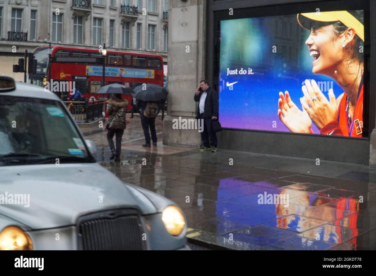 Londres, Reino Unido, 14 de septiembre de 2021: En Nike Town en Oxford  Circus, en el corazón del West End, las pantallas gigantes muestran  imágenes de la prodigia del tenis Emma Raducanu,