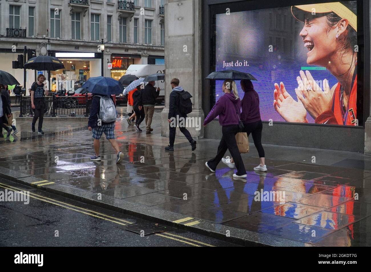 Londres, Reino Unido, 14 de septiembre de 2021: En Nike Town en Oxford  Circus, en el corazón del West End, las pantallas gigantes muestran  imágenes de la prodigia del tenis Emma Raducanu,