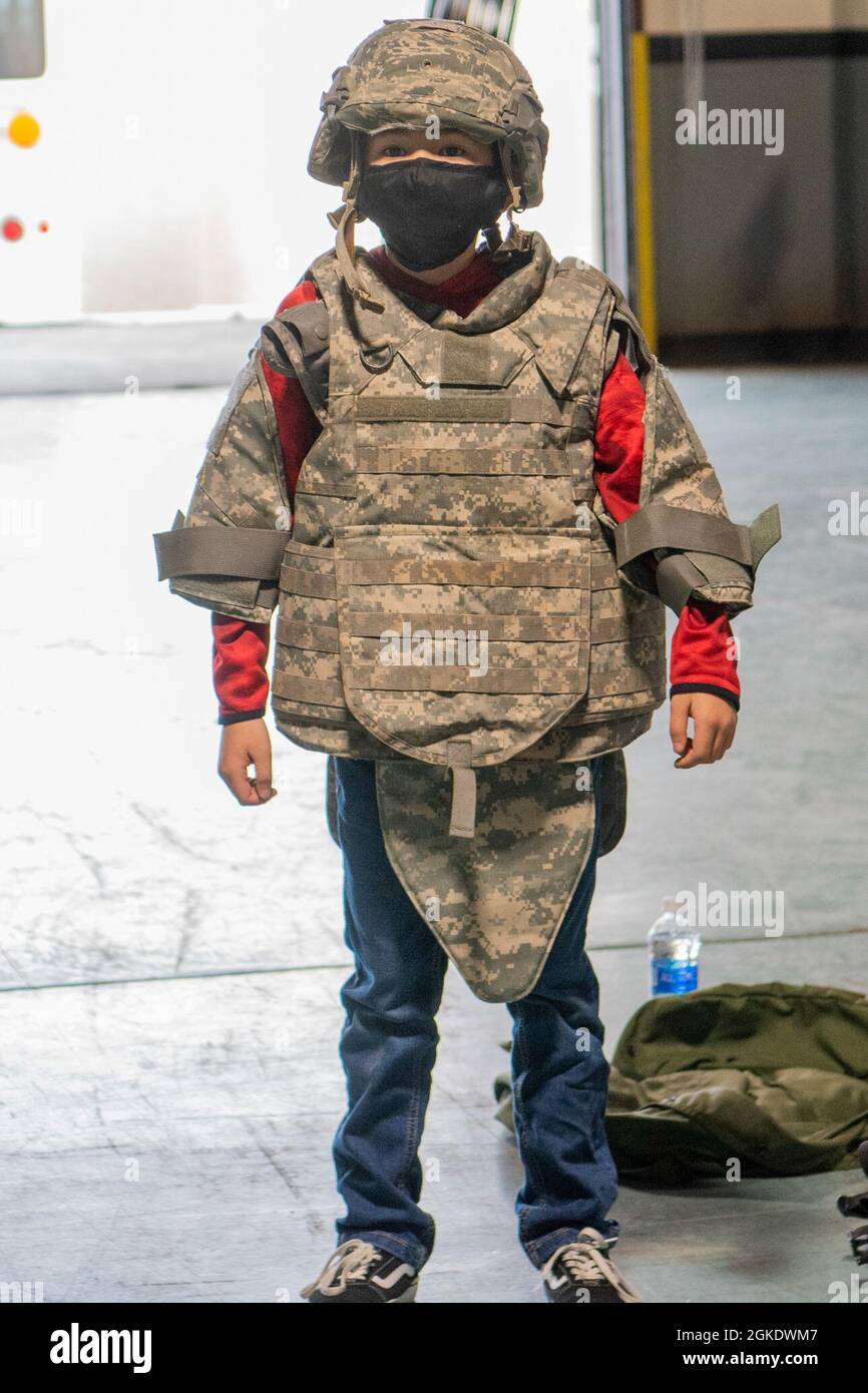 Un niño en el evento del Día de los Niños Squadron Logística de 4th lleva un chaleco antibalas en la Base de la Fuerza Aérea Seymour Johnson, Carolina del Norte, 24