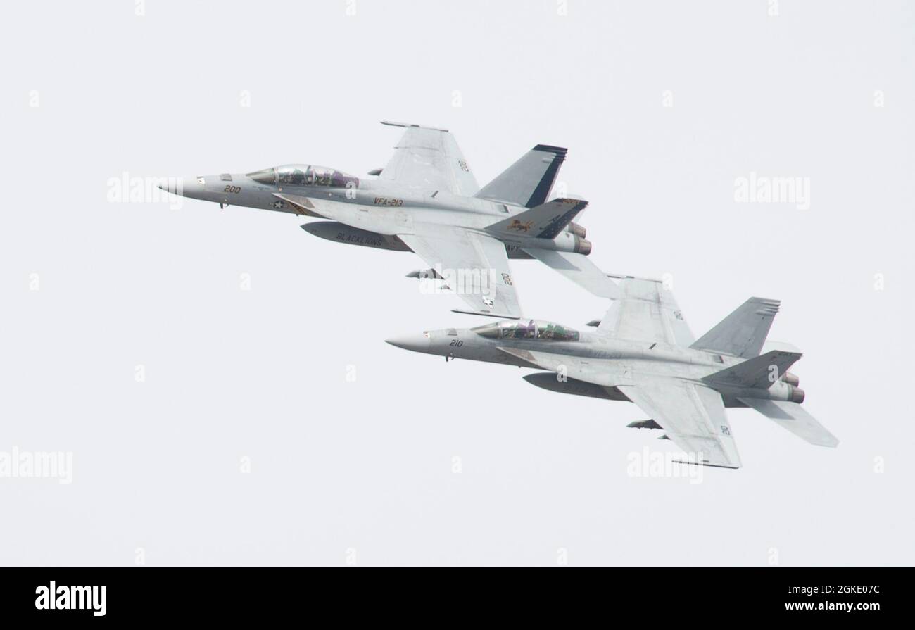VIRGINIA BEACH, Virginia (Mar 25, 2021) Cmdr. Bryan Pinckney, Oficial Comandante de Strike Fighter Squadron (VFA) 213, releva a Cmdr. Lelsie A. Mintz, durante una ceremonia aérea de cambio de mando en la Estación Aérea Naval (NAS) Oceana. Mintz comandó el VFA-213 de 2019 a 2021. Foto de stock