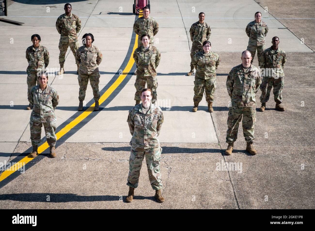 Los miembros del Escuadrón de Preparación Logística 2nd se encuentran en la posición de descanso del desfile para una foto del personal en la Base de la Fuerza Aérea de Barksdale, Louisiana, 25 de marzo de 2021. El LRS 2nd proporciona soporte de suministro y transporte a varias unidades en la base. Foto de stock