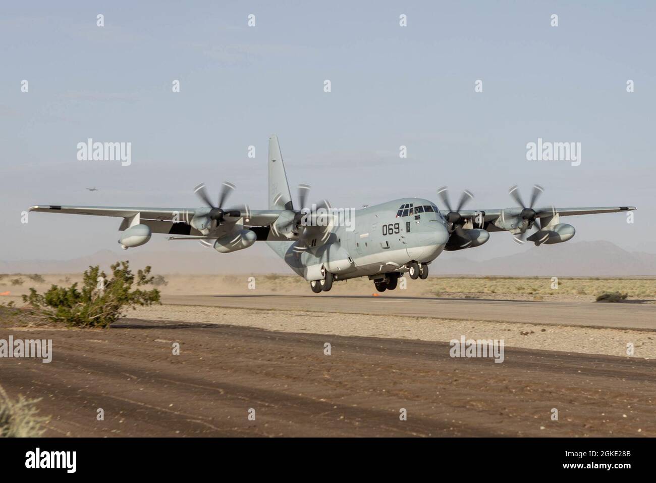 Un Cuerpo de Marines de EE.UU. KC-130J Hércules, con el Escuadrón de Armas y Tácticas de Aviación Marina (MAWTS-1), realiza un ejercicio de tocar y hacer, para simular el lanzamiento en aeródromos expedicionarios, mientras participa en el curso de Instructor de Armas y Tácticas (WTI) 2-21, en el aeródromos Auxiliary II, cerca de Yuma, Arizona, 24 de marzo de 2021. El curso WTI es un evento de capacitación de siete semanas organizado por MAWTS-1, que proporciona capacitación táctica avanzada estandarizada y certificación de las calificaciones de instructores de unidad para apoyar la capacitación y preparación de la aviación marina, y ayuda en el desarrollo y empleo de la aviación wea Foto de stock