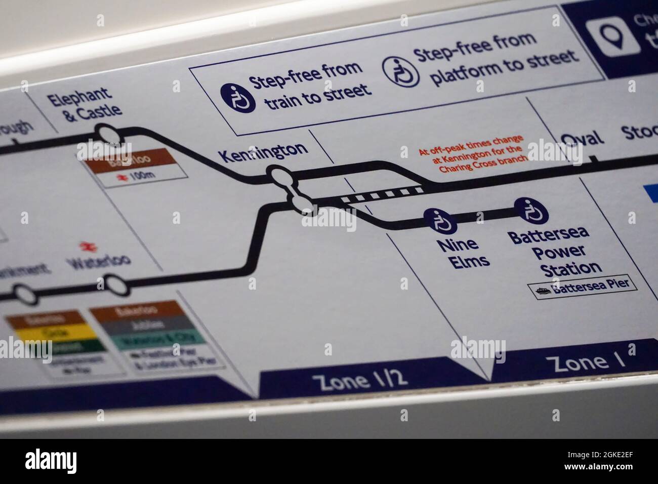 Londres, Reino Unido, 14 de septiembre de 2021: En preparación para la apertura de la nueva extensión de la Línea Norte a la Estación de Energía de Nueve Elms y Battersea El 20 de septiembre se han instalado nuevos carteles dentro de los vagones de metro y se han construido nuevos túneles de pie ancho en la Estación Kennington. Anna Watson/Alamy Live News Foto de stock