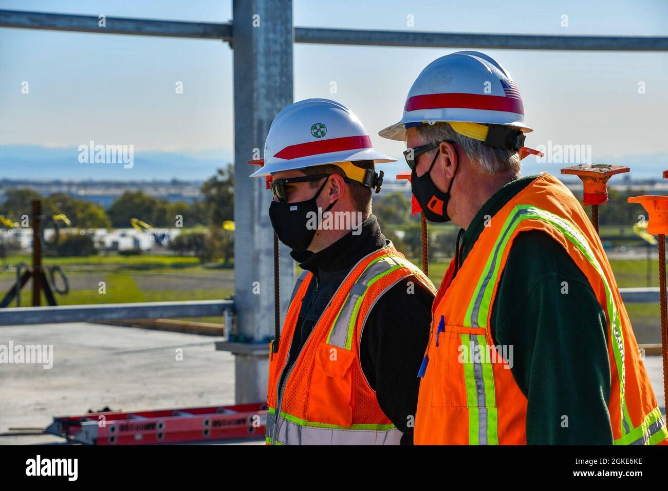 Dave Wilson, derecha, ingeniero residente adjunto para el proyecto de VA  Stockton con el Cuerpo de Ingenieros del Ejército de los Estados Unidos en  el Distrito de Sacramento, y Corey Wallace, representante