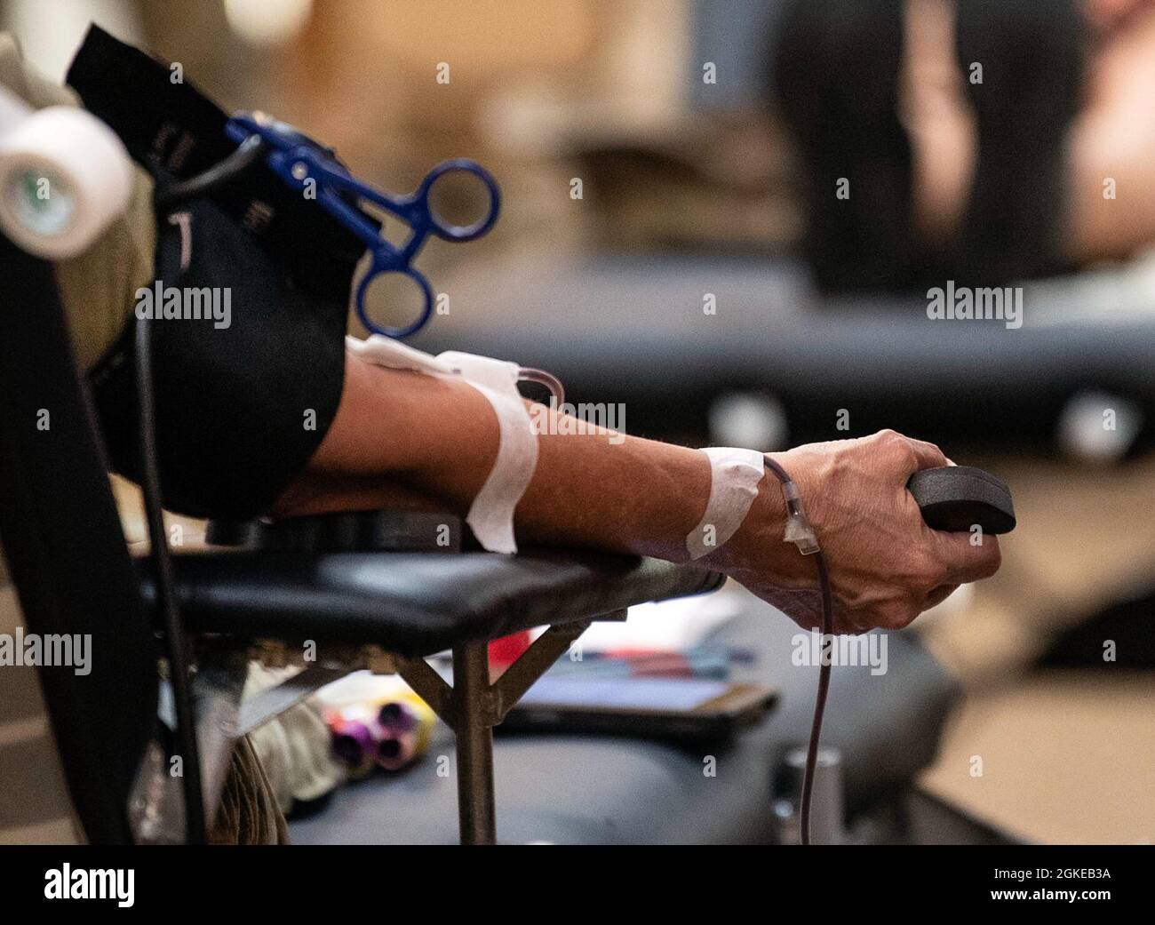 Un voluntario se agarró el puño mientras daba sangre en la Comunidad Blood Drive celebrada el 29 de marzo en el NCO Club en el puesto. La Cruz Roja Americana y Fort Jackson tienen campañas de sangre en la comunidad cada trimestre. Foto de stock