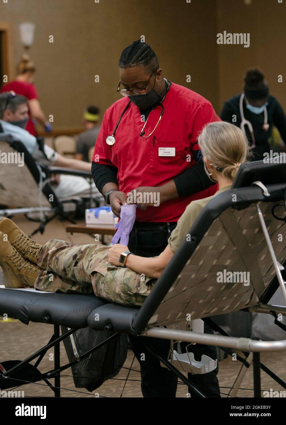 Kendal Benjamin, voluntario de la Cruz Roja, se prepara para extraer sangre del general mayor Jami C. Shawley, comandante de la División de Preparación 81st, marzo de 29 en una unidad comunitaria de sangre llevada a cabo en el Club NCO. Foto de stock