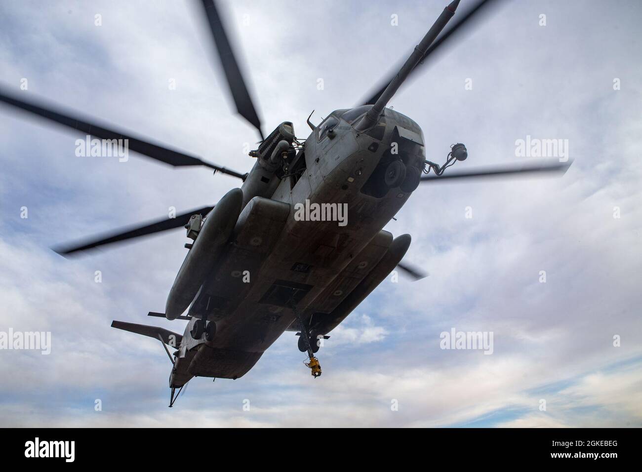 Un Super Stallion del Cuerpo de Marines de los Estados Unidos CH-53E, asignado al Escuadrón Uno de Armas y Tácticas de Aviación Marina (MAWTS-1), aterriza en una base expedicionaria avanzada para conducir un levantamiento aéreo directo del centro de apoyo, en apoyo del Curso de Instructor de Armas y Tácticas (WTI) 2-21, en el Aeródromo Auxiliar IV, cerca de Yuma, Arizona, 29 de marzo, 2021. WTI es un evento de capacitación de siete semanas organizado por MAWTS-1, que proporciona capacitación táctica avanzada estandarizada y certificación de las calificaciones de instructores de unidad para apoyar la preparación y capacitación de la aviación marina, y ayuda en el desarrollo y empleo de armas y tácticas de aviación. Foto de stock