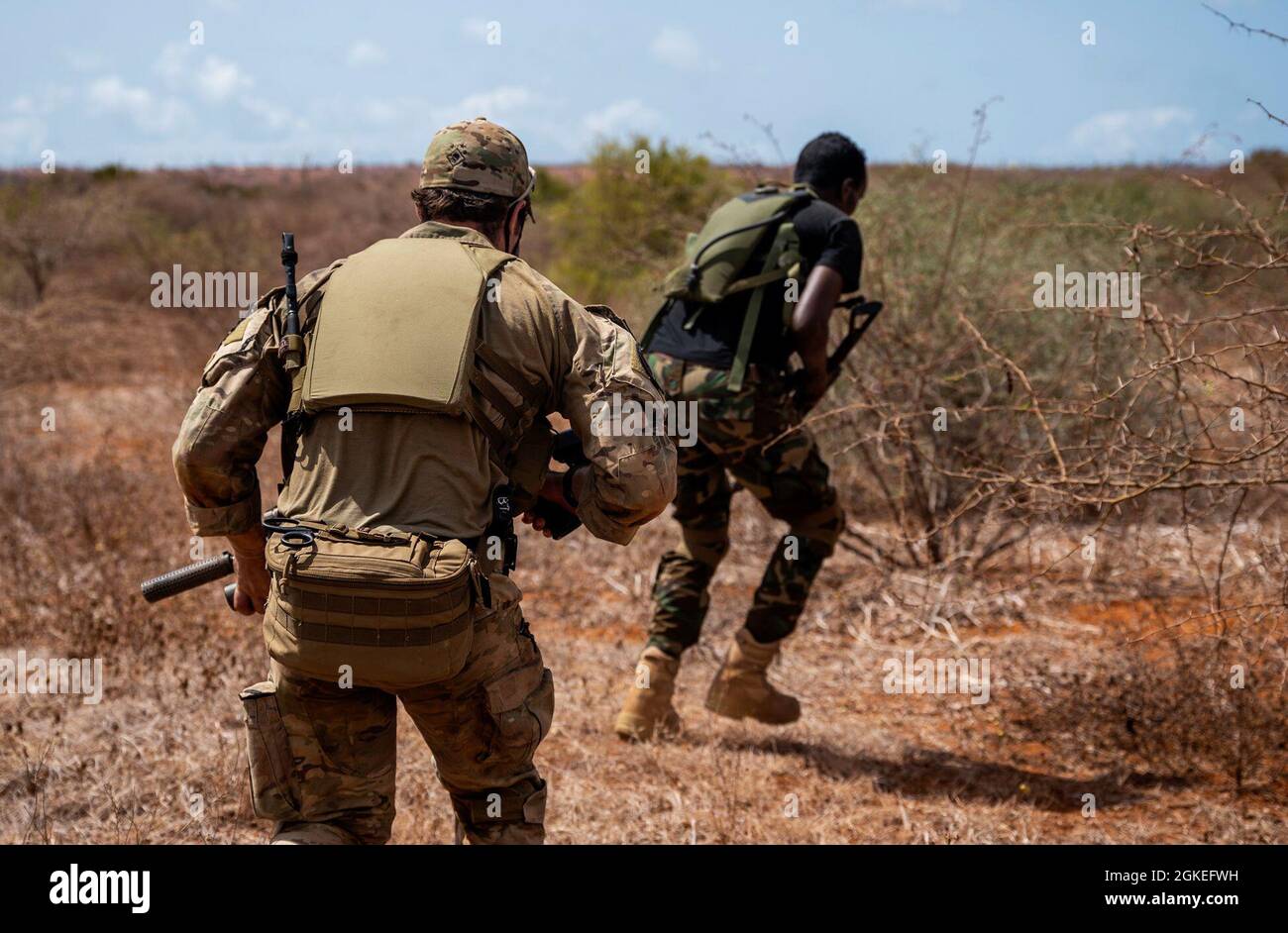 Las fuerzas estadounidenses realizan entrenamiento de guerra terrestre con la Brigada Danab en Somalia, 31 de marzo de 2021. El Mando de Operaciones Especiales de África sigue participando con fuerzas asociadas en Somalia que utilizan activos aéreos y terrestres para promover la seguridad y la estabilidad en todo el Cuerno de África. Foto de stock