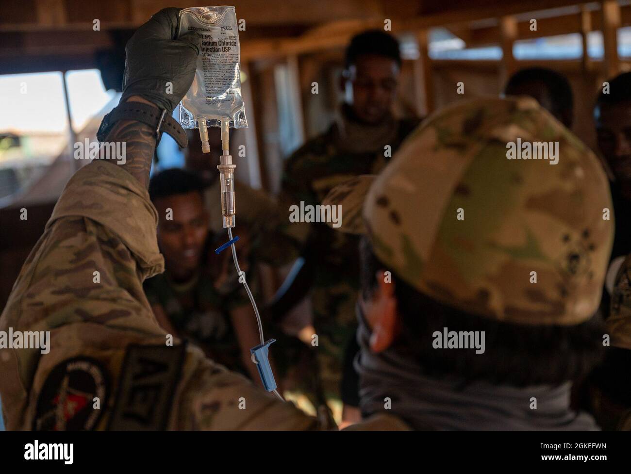 Las fuerzas estadounidenses llevan a cabo entrenamiento médico con la Brigada Danab en Somalia, el 30 de marzo de 2021. El Mando de Operaciones Especiales de África sigue empeñado con fuerzas asociadas en Somalia que utilizan tanto bienes terrestres como aéreos a fin de promover la seguridad y la estabilidad en todo el Cuerno de África. Foto de stock