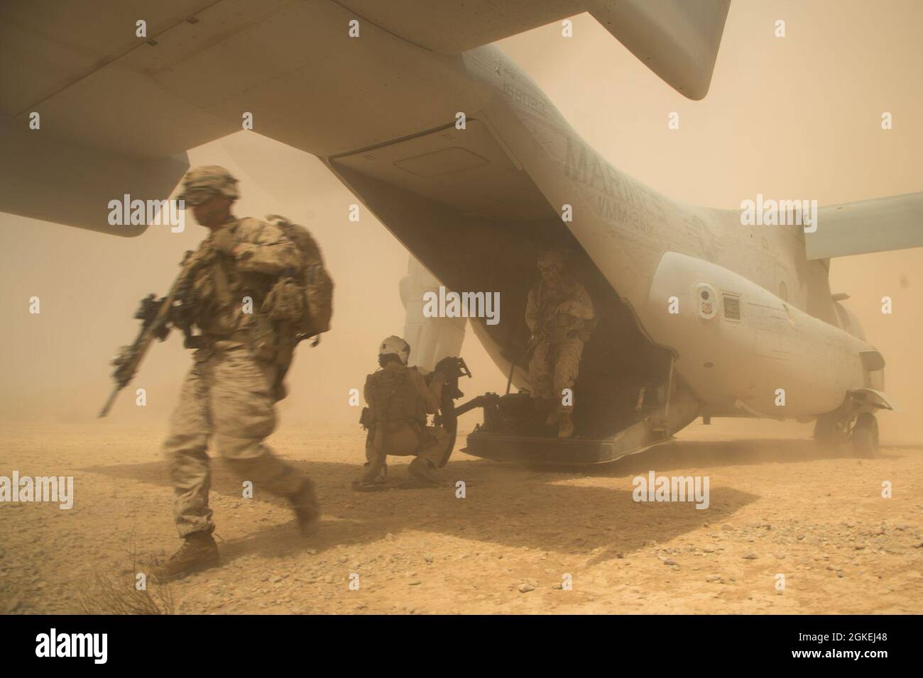 Infantería del Cuerpo de Marines de los Estados Unidos, con 2nd Batallón, 4th Regimiento de Marines, 1st División de Marines, desembarco de un MV-22B Osprey, durante un ejercicio básico de apoyo a los ataques, en apoyo de los Instructores de Armas y Tácticas (WTI) curso 2-21, en Combat Village cerca de Yuma, Arizona, 31 de marzo de 2021. El curso WTI es un evento de capacitación de siete semanas organizado por el Escuadrón de Armas y Tácticas de Aviación Marina, que proporciona entrenamiento táctico avanzado estandarizado y certificación de las calificaciones del instructor de la unidad para apoyar el entrenamiento y preparación de la aviación marina, y ayuda en el desarrollo y empleo de armas de aviación Foto de stock