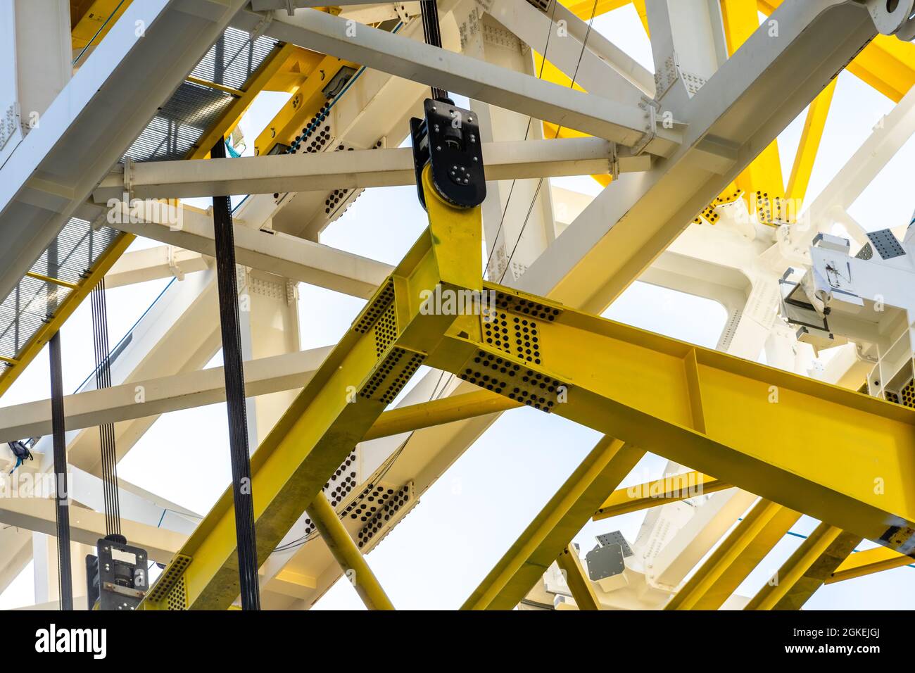 Detalle estructural en acero con juntas entre perfiles metálicos Fotografía  de stock - Alamy