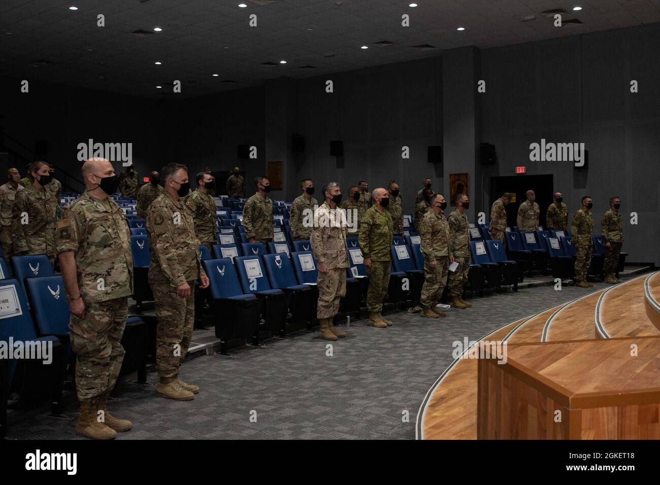 Los miembros de la audiencia se destacan durante la ceremonia de inactivación de la Fuerza Aérea Expedicionaria de 9th en la Base Aérea Ali Al Salem, Kuwait, 1 de abril de 2021. La AETF-L de 9 centró la fuerza aérea de la Fuerza Aérea de los Estados Unidos en derrotar militarmente a Daesh en Irak y Siria en apoyo de la resolución inherente de la Operación Conjunta de Fuerza de Tarea combinada. Foto de stock