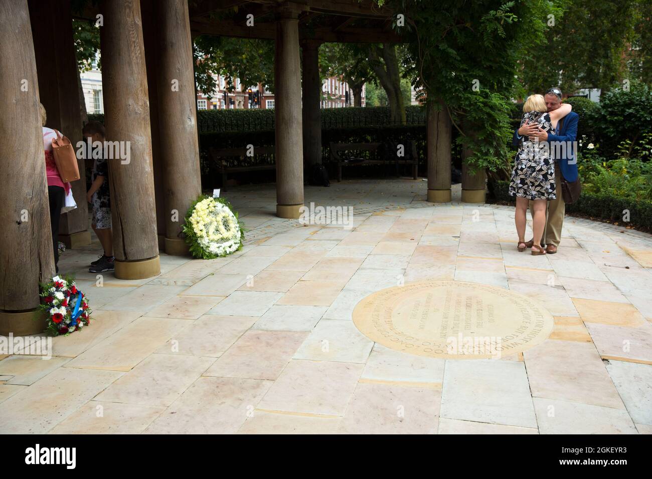 La gente visita un monumento conmemorativo a las víctimas de los atentados terroristas de 9/11 en Grosvenor Square, Londres, en el 20th aniversario de los ataques, el 11 de septiembre de 2020 Foto de stock