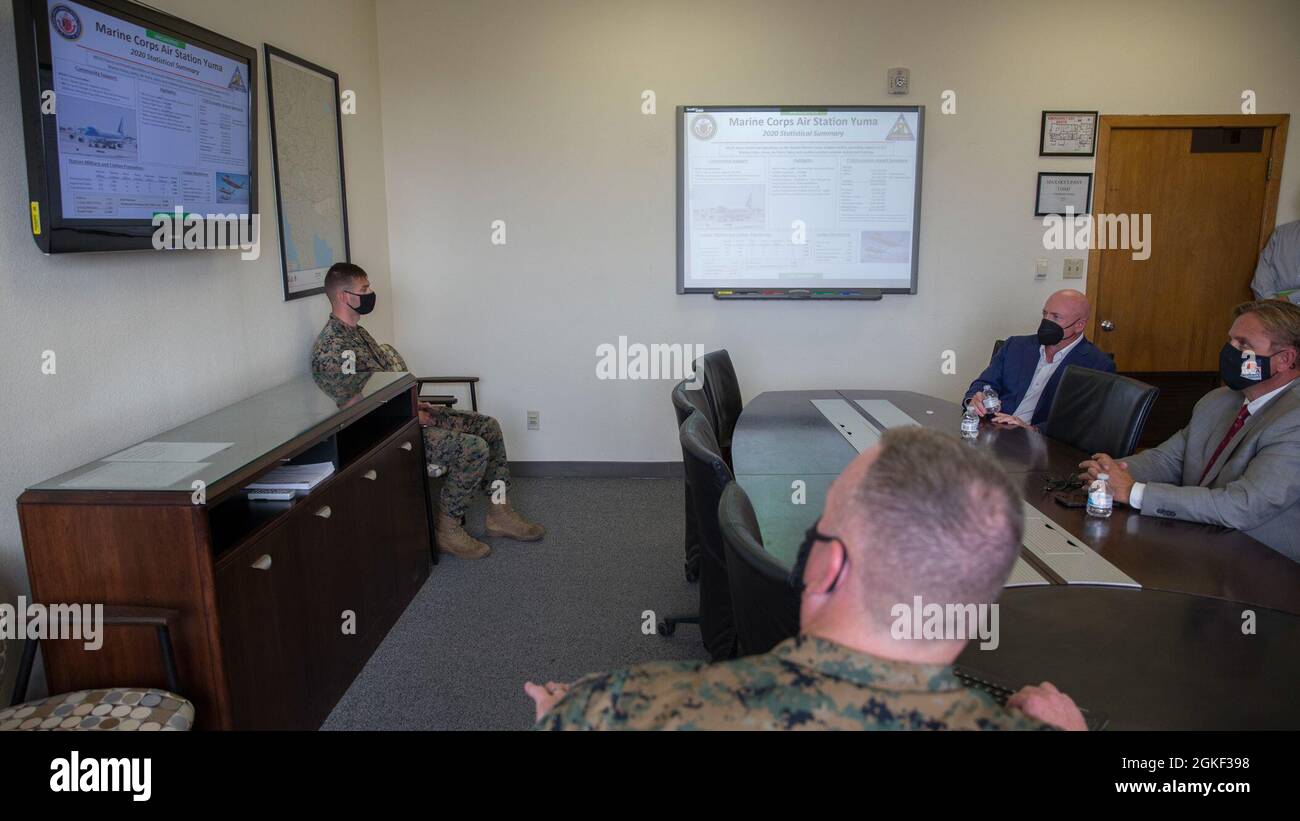El Senador por Arizona Mark Kelly (derecha) visita la Estación Aérea del Cuerpo de Infantería de Marina (MCAS) Yuma, Arizona, 5 de abril de 2021. El Senador Kelly visitó MCAS Yuma para familiarizarse con el estado actual de la estación aérea. Foto de stock