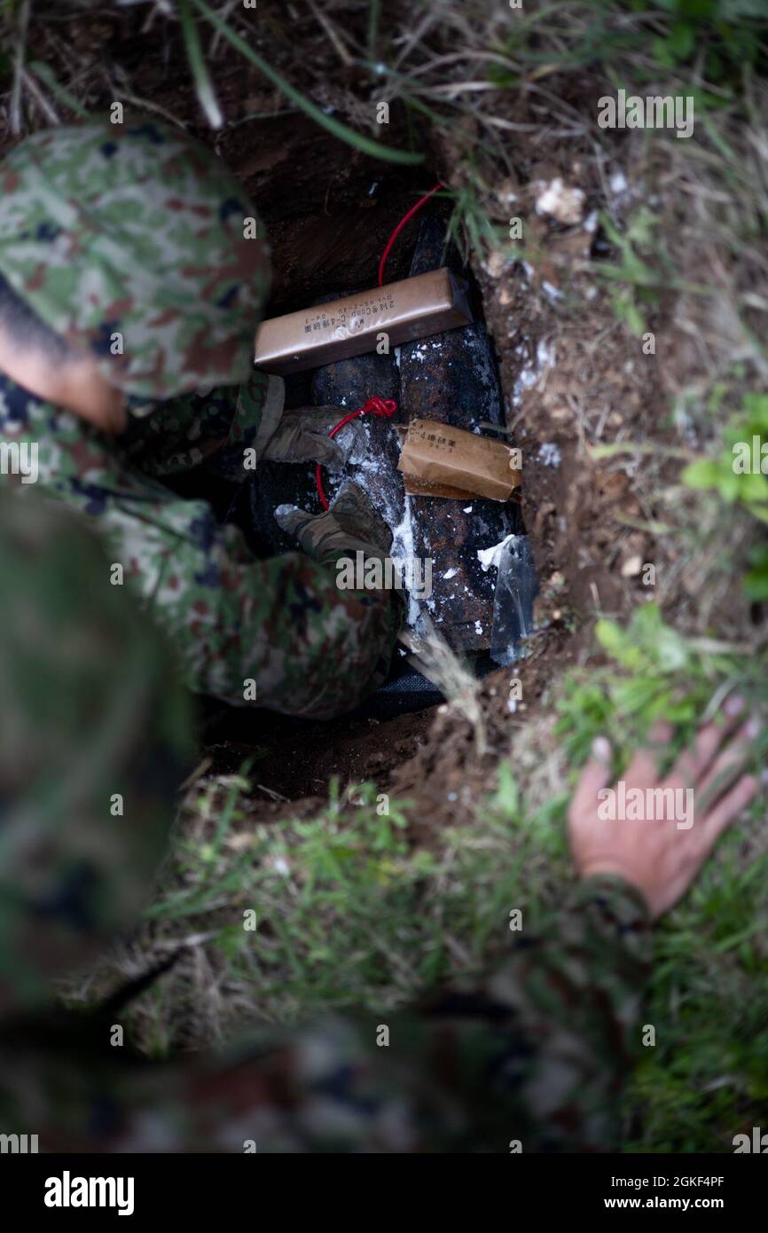 Fuerza de Autodefensa de Japón (JGSDF) Sgt. Takashi Kawahara, un técnico de eliminación de artefactos explosivos (EOD) con 101st unidades de eliminación de artefactos explosivos, prepara C4 para su colocación en artefactos explosivos sin detonar Foto de stock