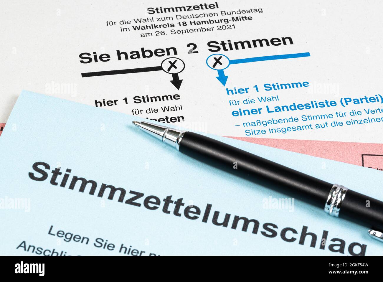 2021-09-14 Hamburgo, Alemania: Cédula de votación y sobre de voto por correo para las elecciones federales en Alemania 2021 Foto de stock