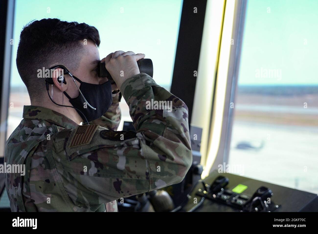 Personal Sgt. Aaron Troxell, 96th Controlador de tráfico aéreo de Soporte de Operaciones Squadron, observa aeronaves desde la torre de control en Duke Field, Florida, 6 de abril de 2021. Los controladores de tráfico aéreo soportan un promedio de 35.000 operaciones de vuelo en el aeródromo anualmente. Foto de stock